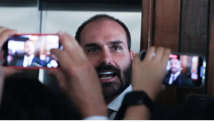 Motta notifica Eduardo Bolsonaro sobre processo de perda do mandato